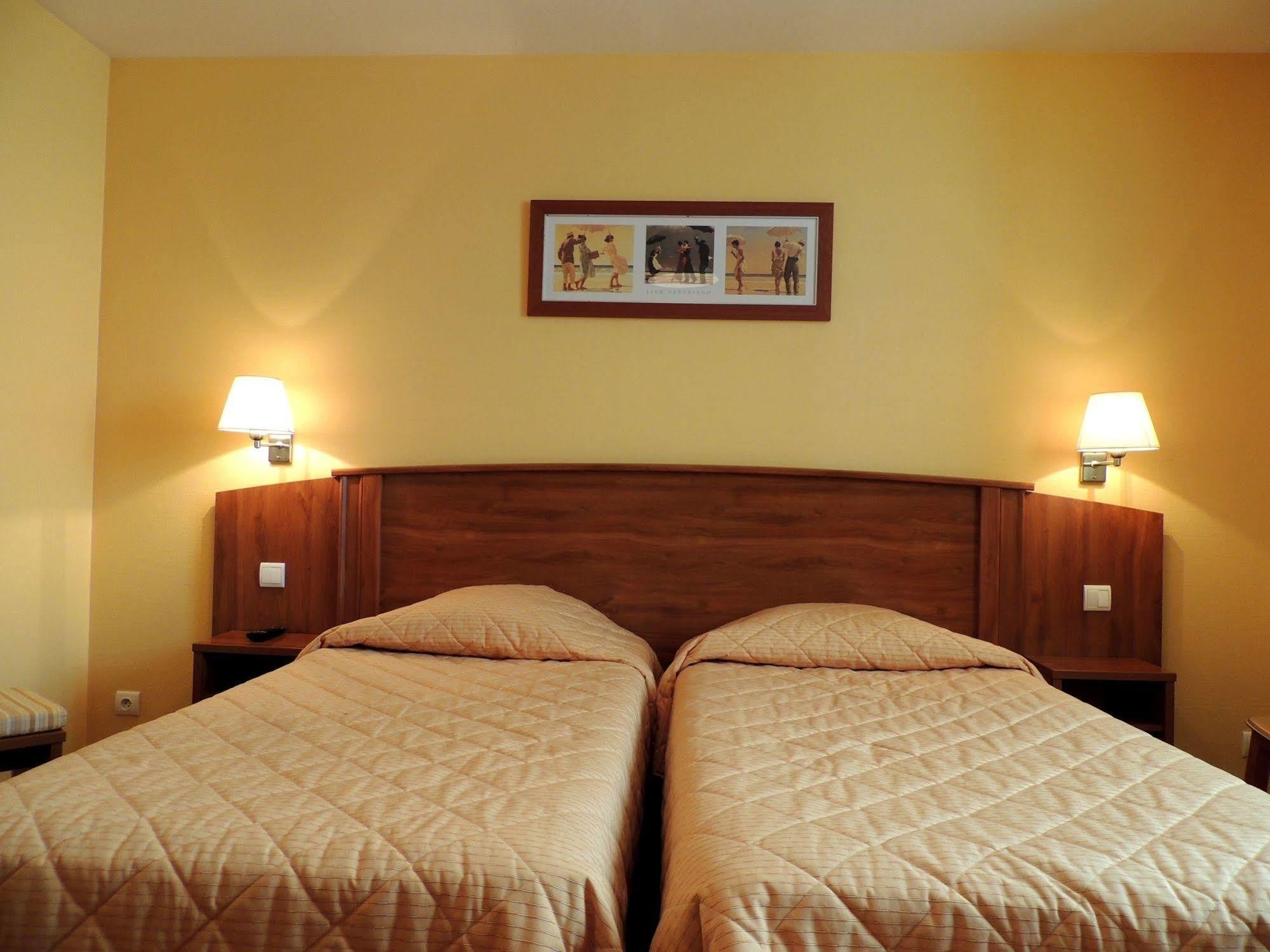 Logis Hotel De France Restaurant Grill Domfront  Εξωτερικό φωτογραφία